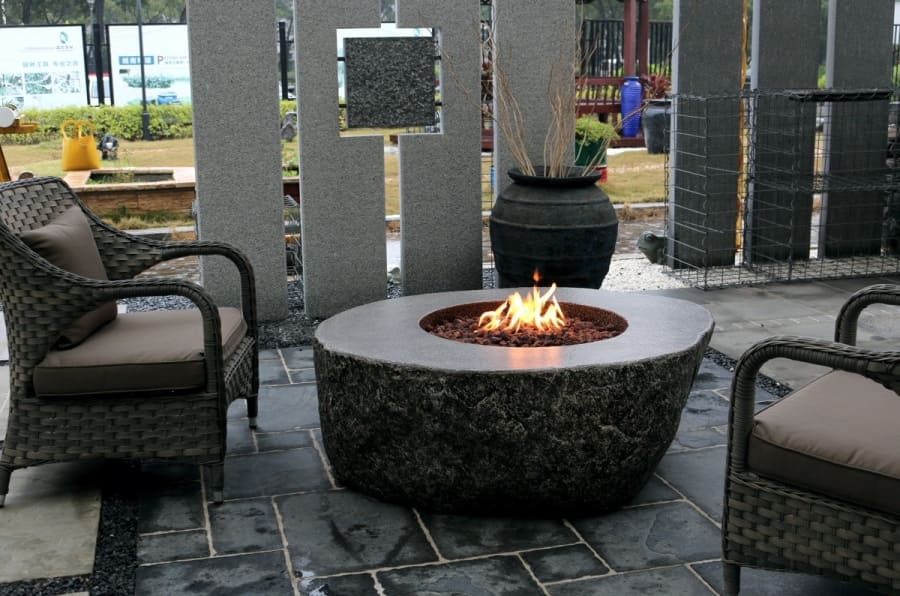 mesa de centro con chimenea de granito